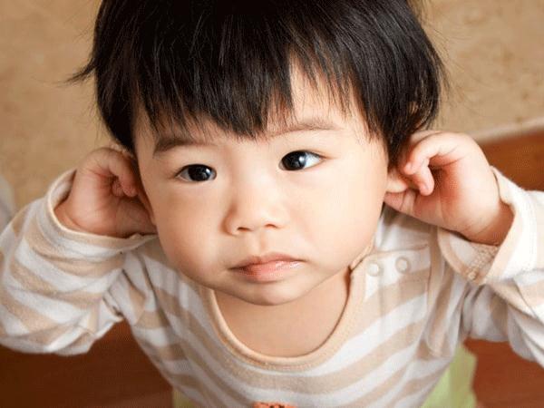 Description: Viêm tai giữa ở trẻ em