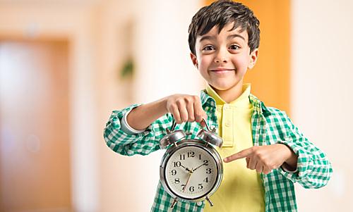 Description: Dạy trẻ thói quen đúng giờ từ khi biết xem đồng hồ. Ảnh: Sohu.