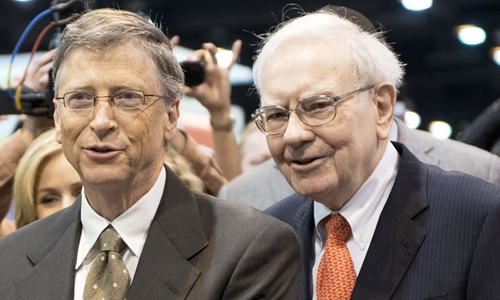 Description: Bill Gates và Warren Buffett trong Đại hội Cổ đông Berkshire Hathaway. Ảnh: AFP